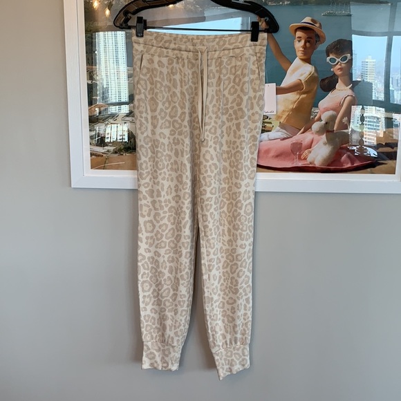 💕HP💕Splendid supersoft canyon leopard cream jogger sweatpants - Picture 4 of 11